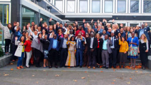 Gruppenfoto MUPASS Dialogue Forum vor DIE Gebäude