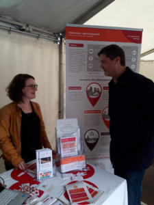 Zwei Personen am Stand vor Banner