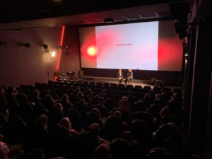 Kinosaal mit Leinwand