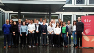 Gruppenfoto vor Haupteingang DIE