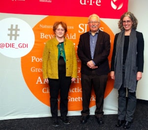 Foto: Waltina Scheumann, Professor David Hulme und Ines Dombrowsky während der Bonn Water Lecture zu Staudämmen am DIE
