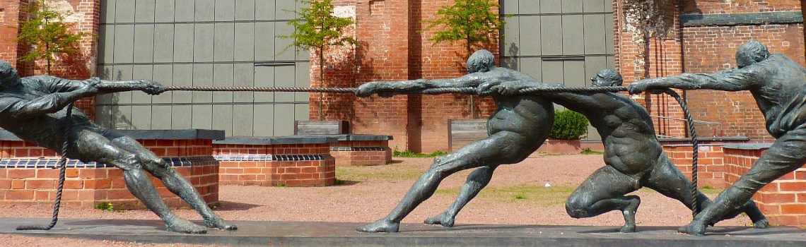 Photo: Sculpture "Tug of War", by falco on Pixabay