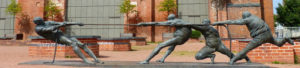 Photo: Sculpture "Tug of War", by falco on Pixabay