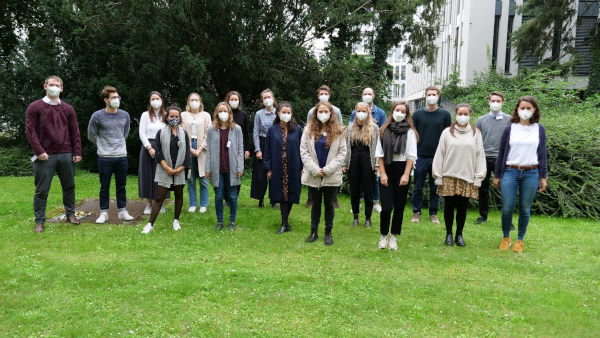 Photo: Teilnehmende starten in den 57. Postgraduiertenkurs mit FFP 2 Masken