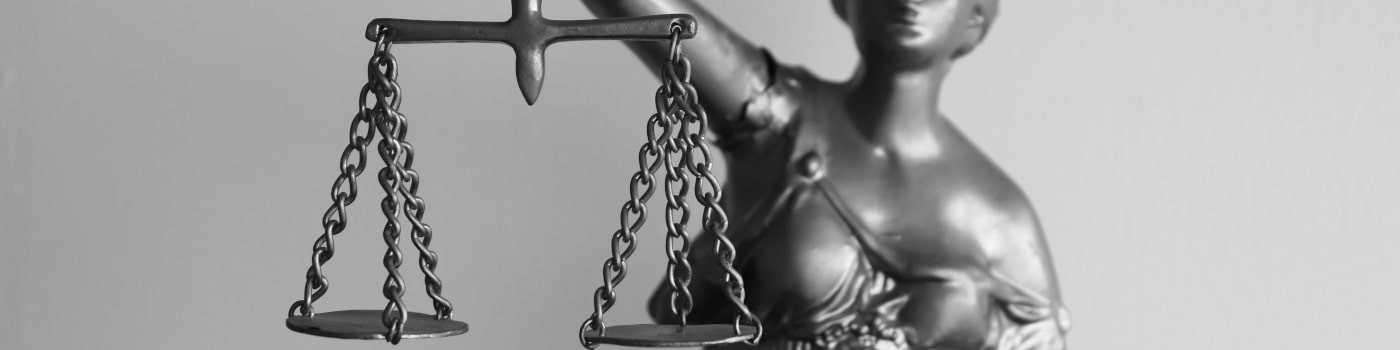 Photo: Lady Justice with scales, Image to picture global vaccination justice