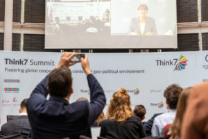 Photo: Rebeca Grynspan, Generalsekretärin der Welthandels- und Entwicklungskonferenz (UNCTAD) auf Leinwand war per Video zugeschaltet