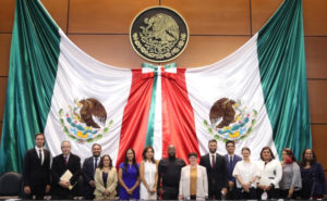 Photo: Mexikanische und internationale Konferenzteilnehmende und Mitglieder des MGG-Netzwerks im mexikanischen Kongress / Mexican and international conference participants and members of the MGG network in the Mexican Congress