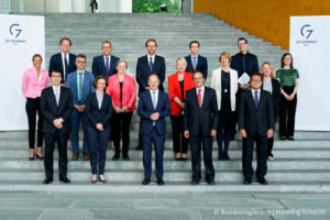 Gruppenfoto: Bundeskanzler Olaf Scholz mit den Mitgliedern der Think7-Delegation 1 Reihe VLNR: Sonobe, Anna-Katharina Hornidge, Bundeskanzler Olaf Scholz , Dennis Snower, Jacob 2 ReiheVLNR: Gottschalk, Milder, Treyer, Damuri, Kickbusch, Schmucker, Blohm 3.Reihe VLNR: Klingebiel, Berger, Beirne, Engels, John