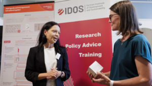 Photo: Birgit Pickel und Tanja Vogel im Gespräch am IDOS Stand am Tag der offenen Tür