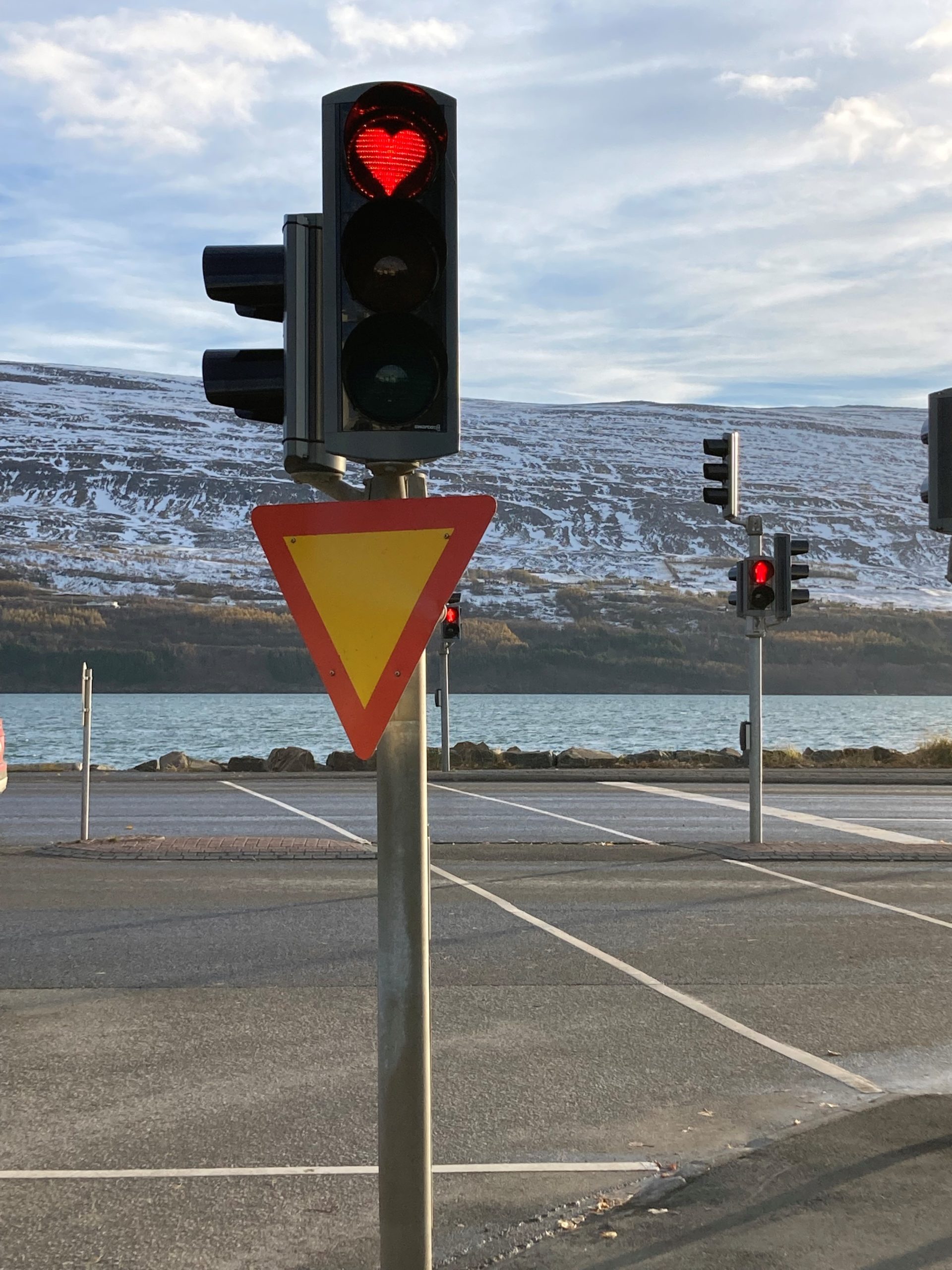 Photo: the red traffic lights in Akureyri are shaped like a heart since the financial crisis in 2008/2009