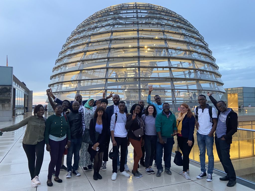 Photo: Photo: Group photo of the BMZ African-German Leadership Academy at the Reichstag in Berlin