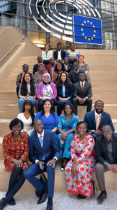 Photo: Die Teilnehmenden der BMZ African-German Leadership Academy sitzen auf einer Treppe.