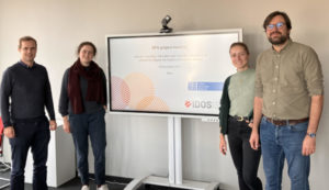 Photo: The Projectteam in front of a screen showing their presentation. Dr. Christoph Strupat and Alina Sowa of the German Institute of Development and Sustainability (IDOS) as well as Prof. Dr. Arndt Reichert and Anne Simon of the Leibniz University Hannover.