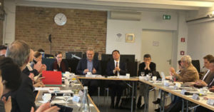 Photo: Teilnehmende des Workshops zur Zukunft von Globaler Entwicklung sitzen in einem Konferenzraum zusammen.