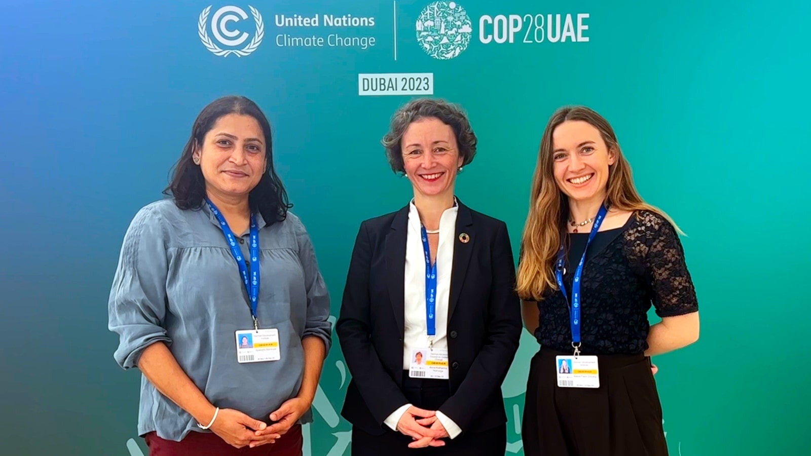 Photo: Aparajita Banerjee, Anna-Katharina Hornidge, Alexia Faus Onbargi vor einer Wand auf der United Nations Climate Change Conference (COP28) in Dubai 2023