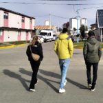 Photo: Das Postgraduierten-Team von hinten auf einer Straße gehend