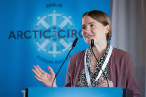 Photo: Jacqueline Götze (IDOS) während ihres Vortrags zu Sámi-EU-Beziehungen. Foto: Arctic Circle, Flickr.