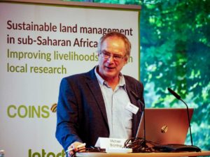 Photo: Dr. Brüntrup moderiert die Abendveranstaltung zum Thema "Science in Support of Combatting Land Degradation".