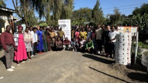 Gruppenphoto: Eine große Gruppe von Menschen posiert draußen für ein gemeinsames Foto für den Zukunftsworkshop für Landwirt*innen in Mbeya. Darunter auch Prof. Hornidge.