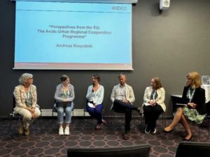 Photo: Eine Leinwand und sechs der Teilnehmenden des Kongress, unter anderem Jacqueline Götze (2. von links). Der transdisziplinäre Workshop brachte Forscher*innen unter anderem von der Universität Lappland, der Technischen Universität Luleå und der Arctic University of Norway sowie Praktiker*innen von Amnesty International, dem Saami Council, Silvermuseet und dem Bonavero Institute of Human Rights zusammen.