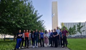 Gruppenfoto in New York vor einem Turm