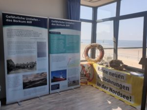 Photo: Ausstellung in Borkum, Blick aus dem Fenster an den Strand