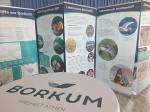 Ausstellung in Borkum "Freiheit atmen" mit Aufstellern zur Ausstellung