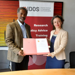 Photo: Prof. Dr. Victor Murinde, Professor an der SOAS University of London und Exekutivdirektor des AERC, gemeinsam mit IDOS-Direktorin, Prof. Dr. Anna-Katharina Hornidge