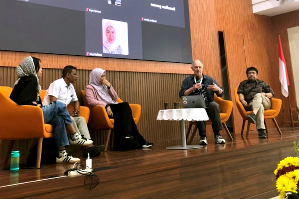 Irina Rafliana with other penalists discussing on the panel