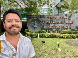 Photo: IDOS-Forscher und Doktorand Franco Jauregui Fung vor dem Schild vor dem Zentrum für strategische und internationale Studien (CSIS) in Jakarta, Indonesien