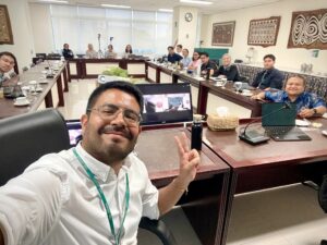 Photo: Selfie des IDOS-Forschers und Doktoranden Franco Jauregui Fung vor einem Publikum, das seine vorläufigen Ergebnisse auf dem Forschungsseminar des Zentrums für strategische und internationale Studien (CSIS) in Jakarta, Indonesien, hörte.