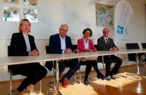 Gruppenphoto an der Hochschule Koblenz sitzend, Margret Heyen, Leiterin der Serviceeinrichtungen am IDOS, Prof. Dr. Karl Stoffel, Präsident der Hochschule Koblenz, IDOS-Direktorin Prof. Dr. Anna-Katharina Hornidge, Studiengangleiter Prof. Dr. Christian Ganseuer
