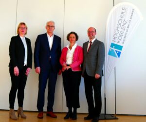 Gruppenphoto an der Hochschule Koblenz, Margret Heyen, Leiterin der Serviceeinrichtungen am IDOS, Prof. Dr. Karl Stoffel, Präsident der Hochschule Koblenz, IDOS-Direktorin Prof. Dr. Anna-Katharina Hornidge, Studiengangleiter Prof. Dr. Christian Ganseuer