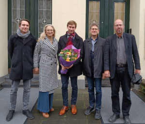 Gruppenphoto: Julian Bergmann, Julia Leininger, Christopher Wingens (mit Blumenstrauß), Wolfram Hilz und Clemens Albrecht.
