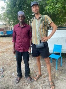Dennis Schüpf und ein weiterer Teilnehmer lächeln in die Kamera.