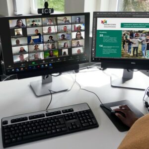 Photo: Online-Meeting auf zwei Bildschirmen.