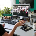 Photo: Online-Meeting der Shaping Futures Academy mit einer Teilnehmenden vorm Bildschirm.