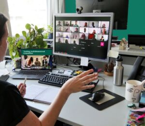 Photo: Online-Meeting der Shaping Futures Academy mit einer Teilnehmenden vorm Bildschirm.