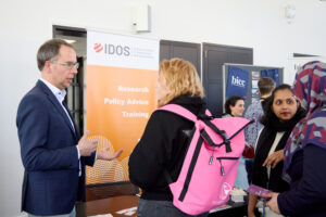 Photo: IDOS Mitarbeiter Christian Böber redet mit Teilnehmenden des PostDoc Days der Uni Bonn.
