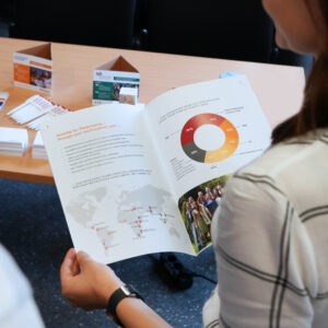 Eine Besucherin liest eine interessante Broschüre