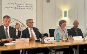 Photo: Christian Buck, Stefan Mair, Anna-Katharina Hornidge und Jochen Steinhilber während des Expert*innendialogs, der vom IDOS und der Stiftung Wissenschaft und Politik (SWP) organisiert wurde.