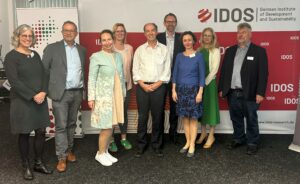 Group photo: Long-standing companions of IDOS with Tilman Altenburg.