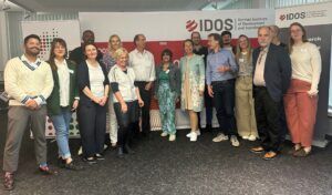 Group photo: Long-standing companions of IDOS with Tilman Altenburg.