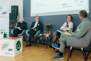 Photo: Manfred Fischedick, Dieter Bathen, Anna-Katharina Hornidge und Uwe Schneidewind vor der Leinwand während einer Podiumsdiskussion.