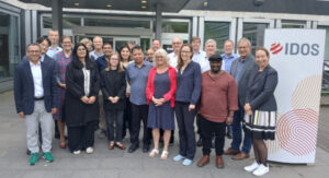 Groupphoto: Participants of the workshop posing in front of IDOS.