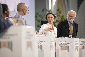 Foto von Anna-Katharina Hornidge bei einer Podiumsdiskussion