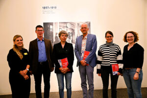 Gruppenphoto: Im Rahmen einer Podiumsdiskussion im Erinnerungsort „Hotel Silber“ – dem ehemaligen Gestapo-Hauptquartier in Stuttgart – diskutierten Dr. Karina Mross (German Institute of Development and Sustainability), Prof. Dr. Thorsten Bonacker (Zentrum für Konfliktforschung, Universität Marburg) und Dr. Dorothee Weitbrecht (Elisabeth-Käsemann-Stiftung) über die Potenziale, Grenzen und Herausforderungen von Transitional Justice.