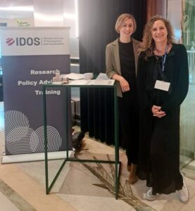 Photo: IDOS-Wissenschaftlerinnen Anita Breuer und Lena Gutheil am IDOS-Stand auf dem jährlichen Netzwerktreffen der Team Europe Democracy (TED) Initiative in Brüssel am 16.09.2025.