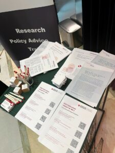 Der Stand des IDOS auf dem jährlichen Netzwerktreffen der Team Europe Democracy (TED) Initiative in Brüssel am 16.09.2025.