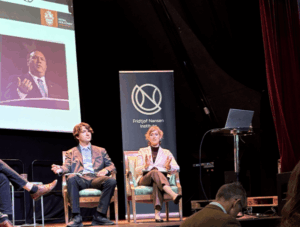 Dr. Dorothea Wehrmann auf dem Podium während der Veranstaltung